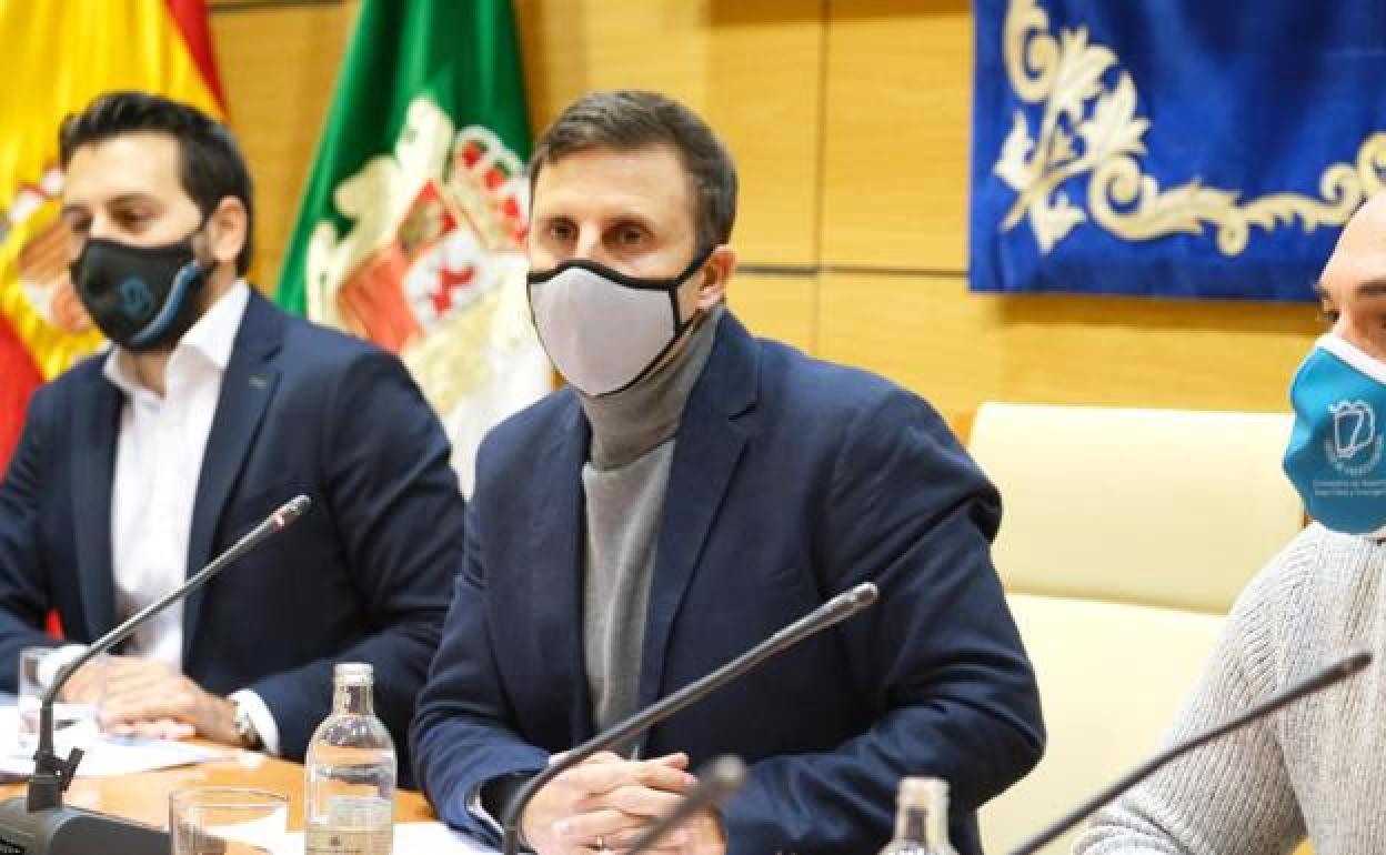 Alejandro Jorge, consejero y cabeza de lista de la coalición NC-AMF al Cabildo, ayer cuando aclaró que no soltaba su acta.. 