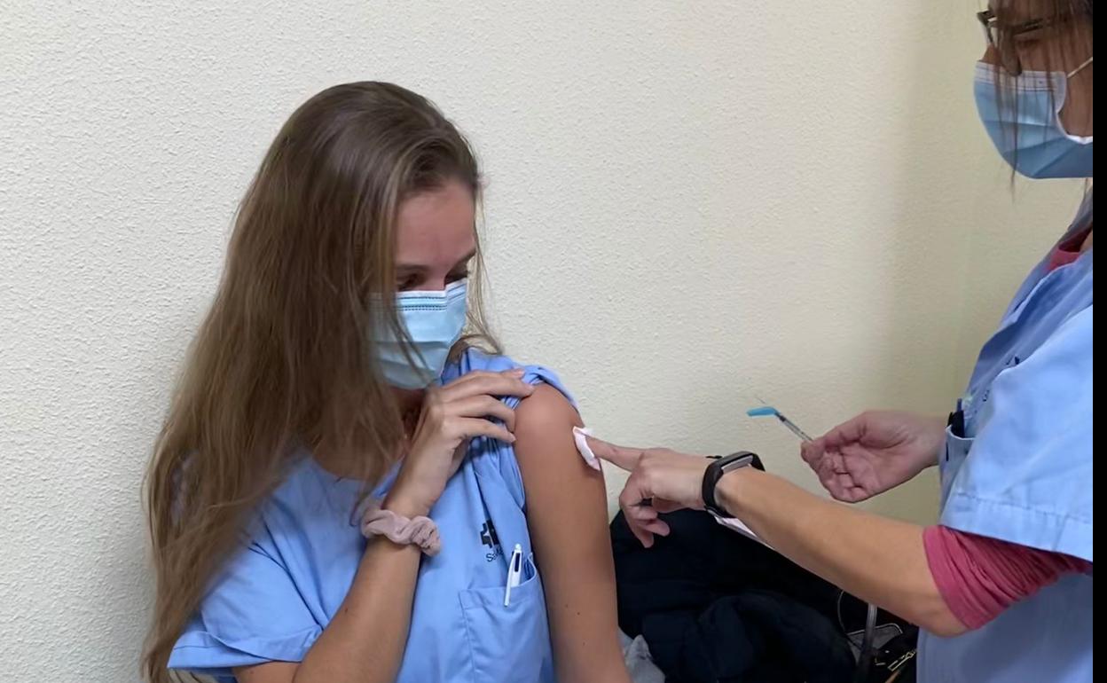 Una enfermera residente de pediatría recibe la vacuna en el Hospital Príncipe de Asturias de Alcalá de Henares 