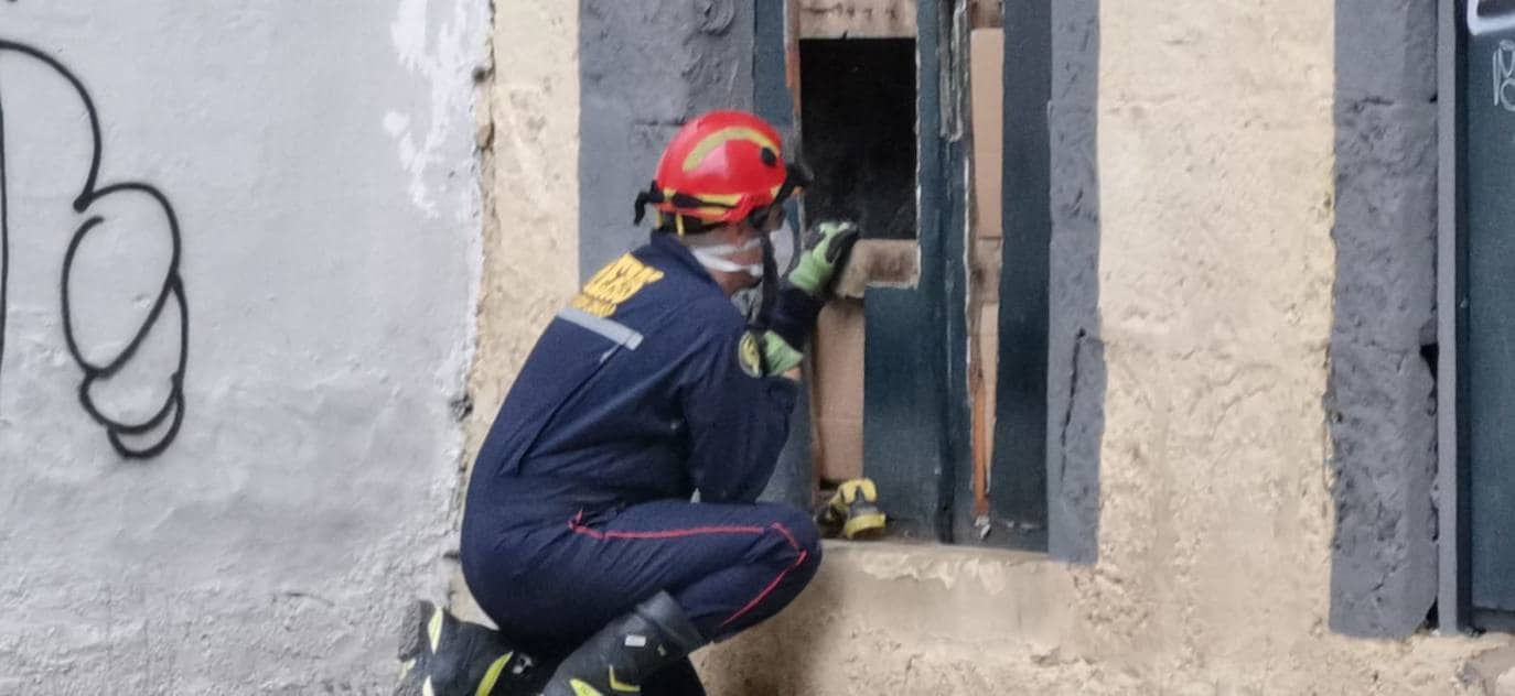 Un bombero participa en la operación de desalojo. 