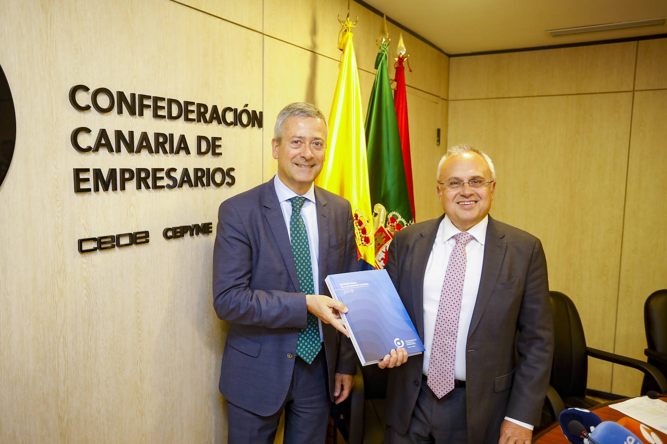 El presidente de la CCE, Agustín Manrique de Lara (izq.) y el secretario general y nuevo vicepresidente, José Cristóbal García. 