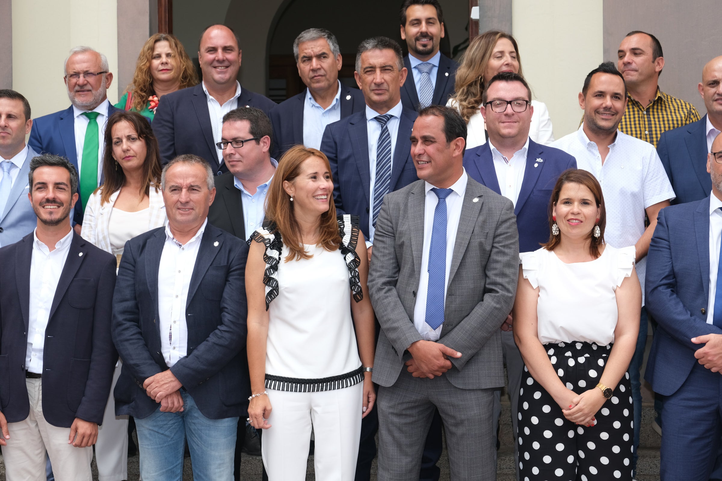Lola García y Blas Acosta, el día de la toma de posesión del nuevo Cabildo, con el resto de consejeros. 