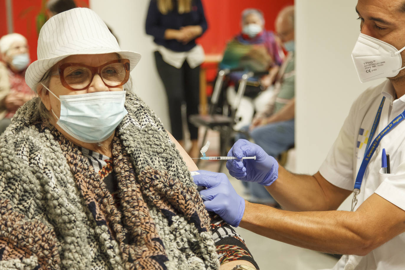 Fotos: El centro sociosanitario El Pino acoge la administración de la segunda dosis de la vacuna