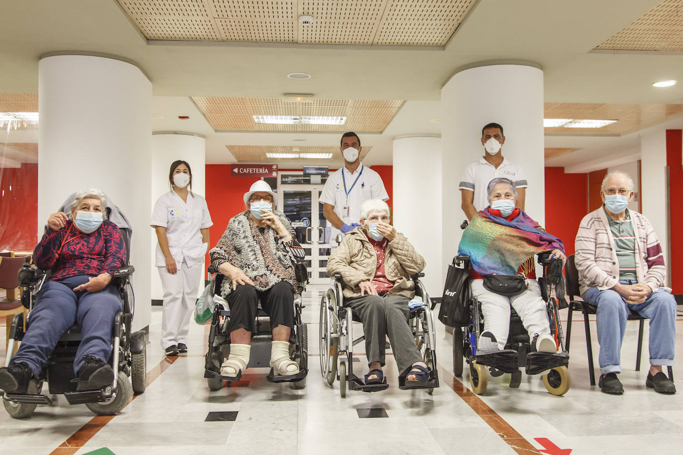 Fotos: El centro sociosanitario El Pino acoge la administración de la segunda dosis de la vacuna