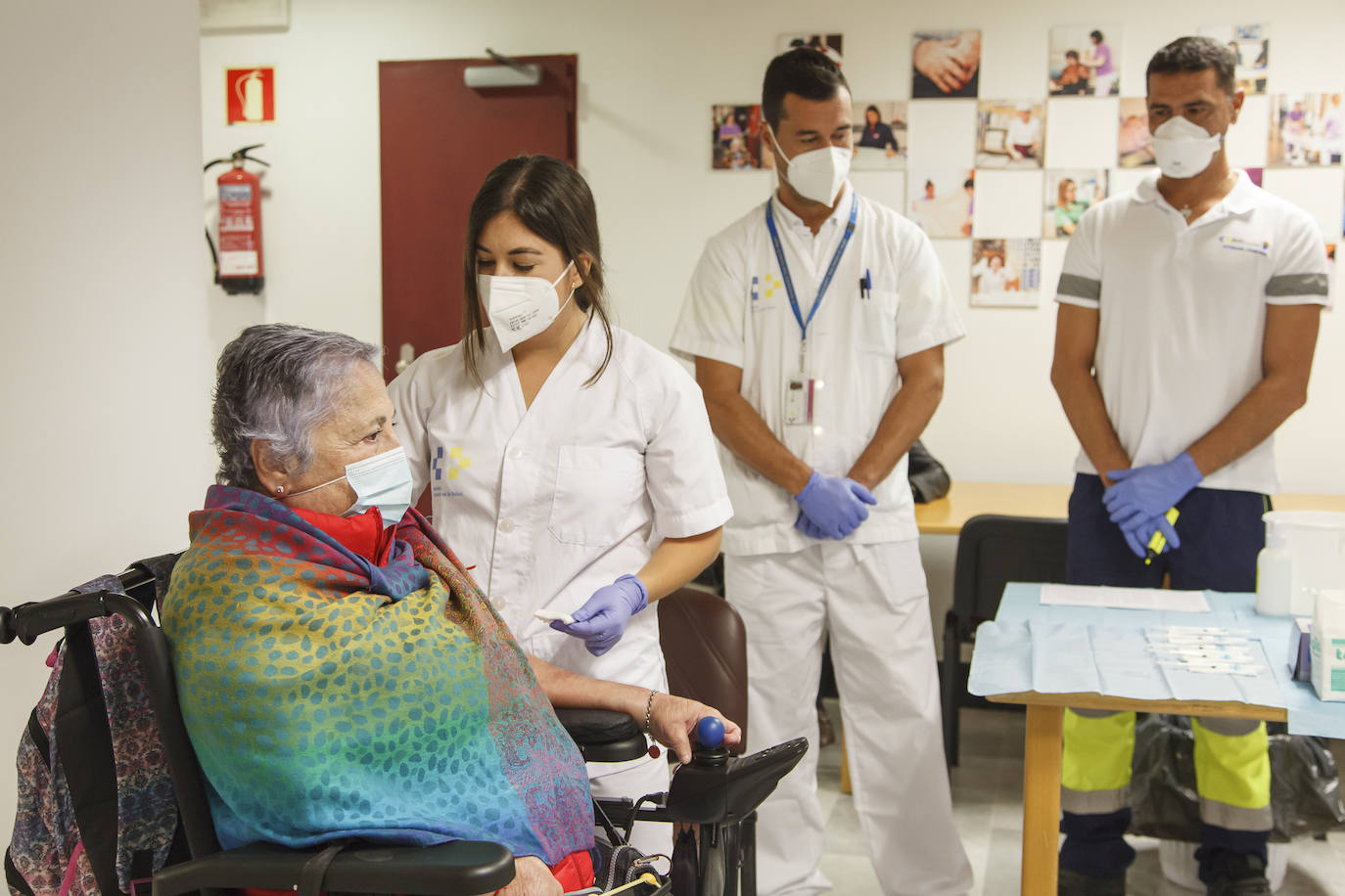 Fotos: El centro sociosanitario El Pino acoge la administración de la segunda dosis de la vacuna
