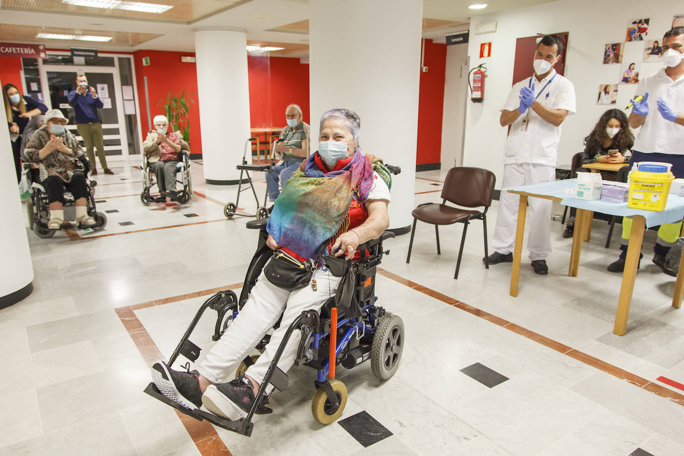 Fotos: El centro sociosanitario El Pino acoge la administración de la segunda dosis de la vacuna