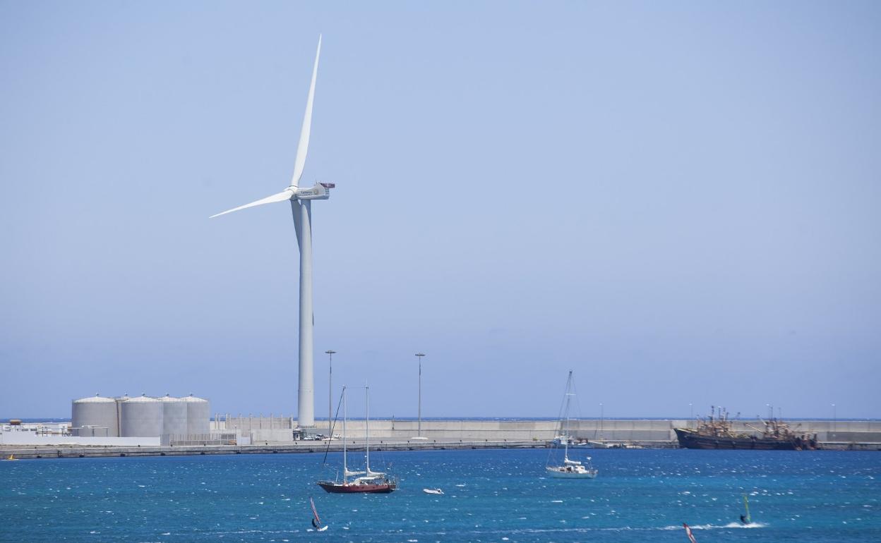 Vista del puerto de Arinaga y del aerogenerador de 5 MW ya instalado. 