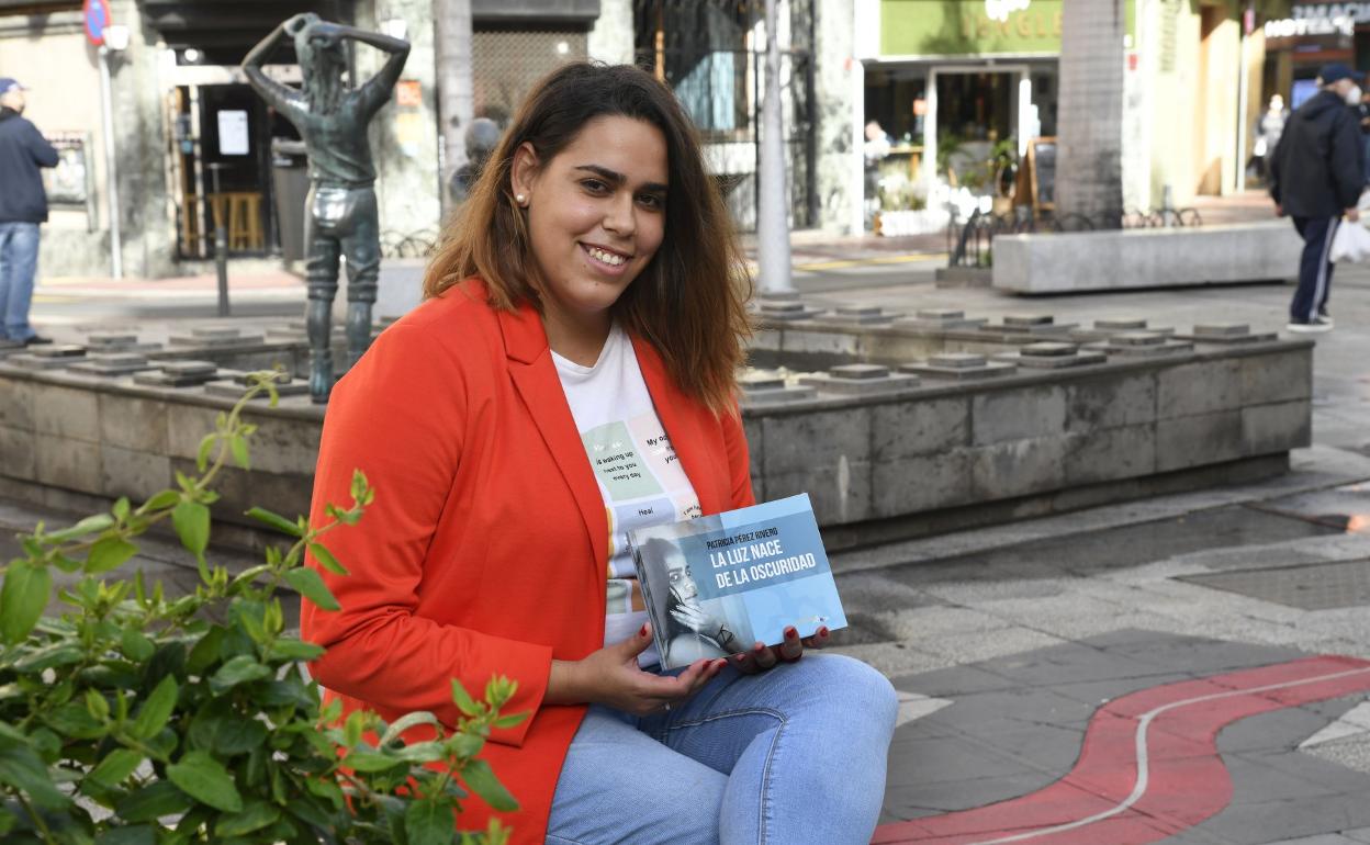 Patricia Pérez Rivero posa con su primer libro en la plazoleta de Farray de la capital grancanaria. 