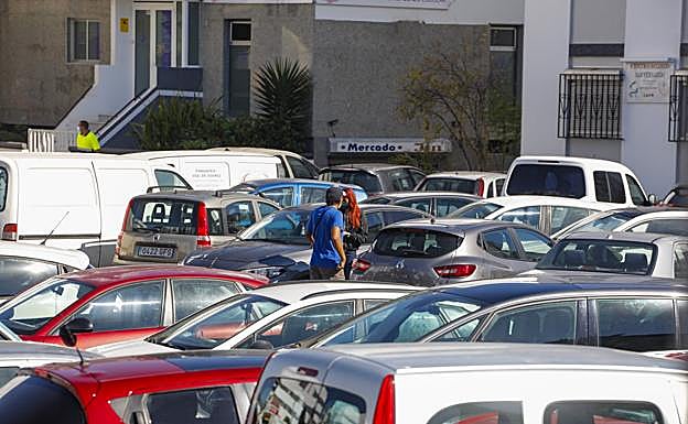 Vista parcial de la explanada para aparcar de la plaza del Hierro, en San Fernando. 