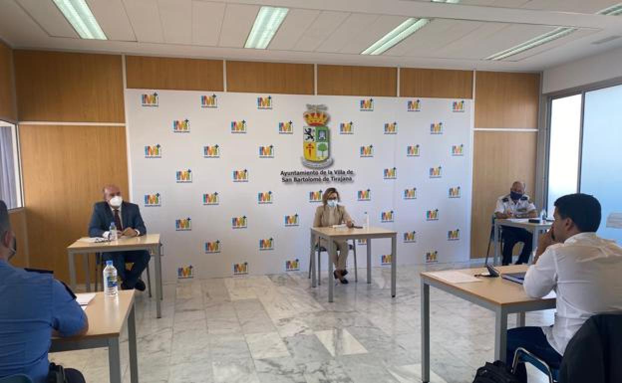 Imagen de la junta de seguridad celebrada ayer en San Bartolomé. 