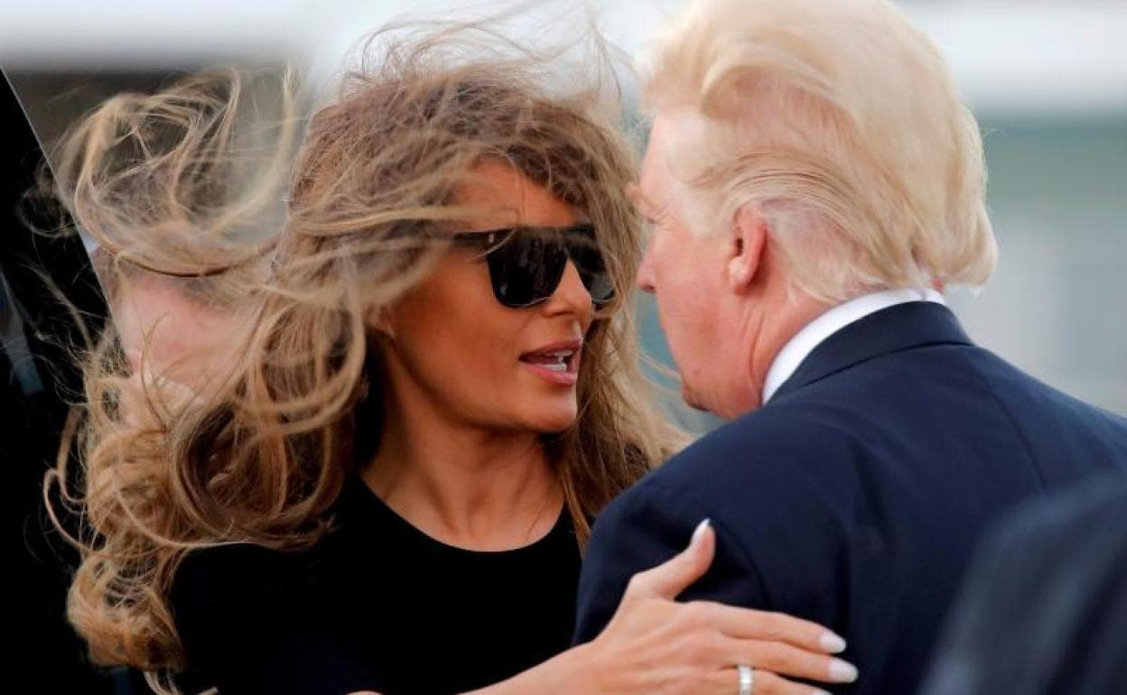 Melania Trump junto a su esposo. 