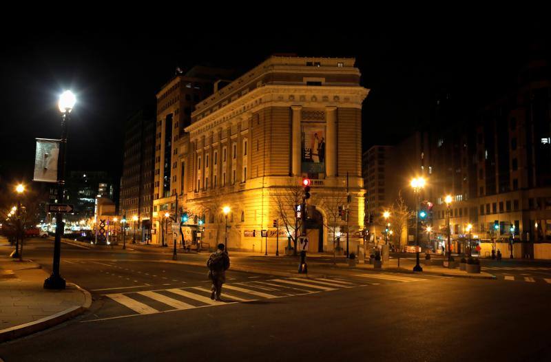 Calles vacías y controles en todas las calles cercanas de Washington al Capitolio. 