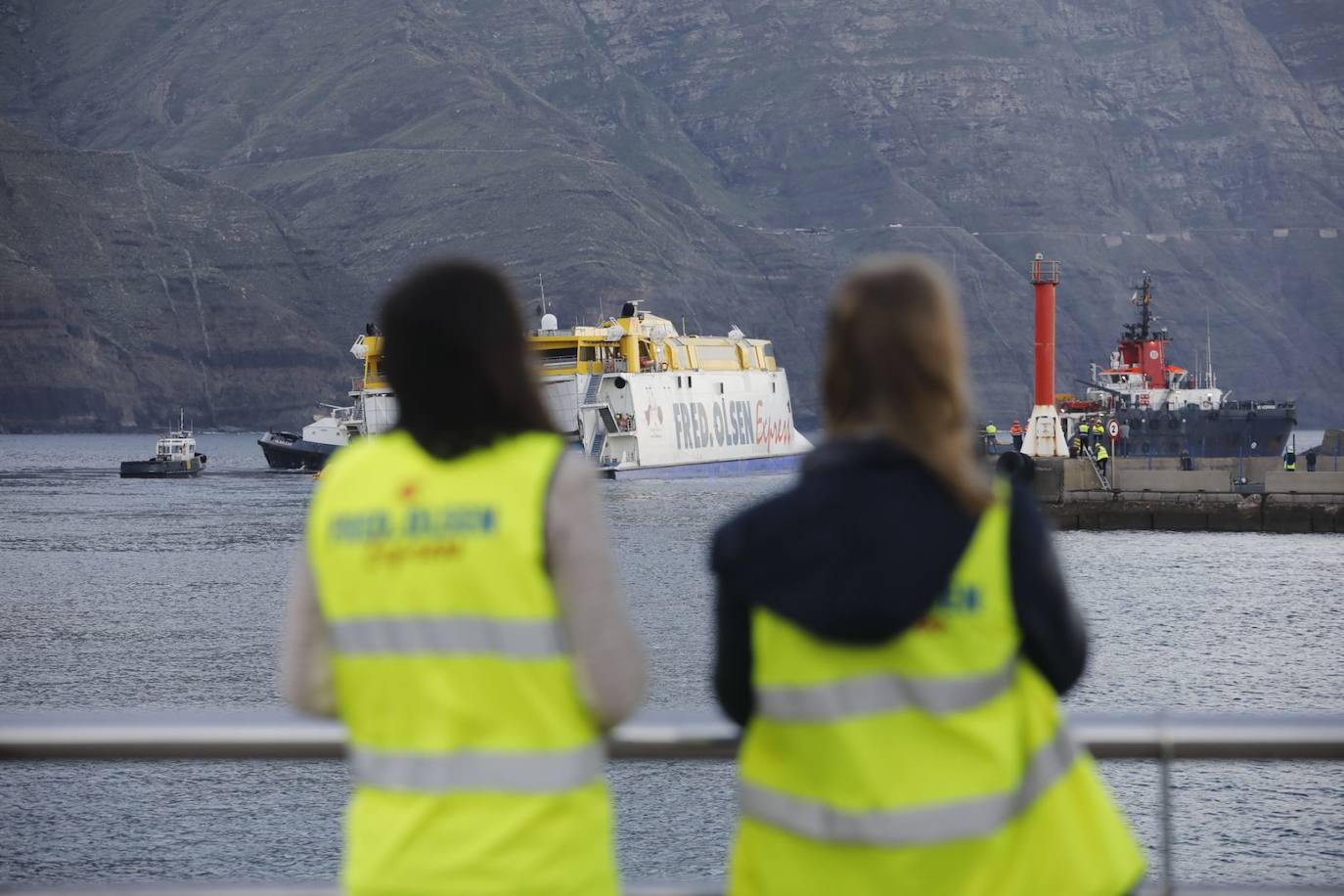 Fotos: Imágenes del ferri averiado, camino al puerto de La Luz