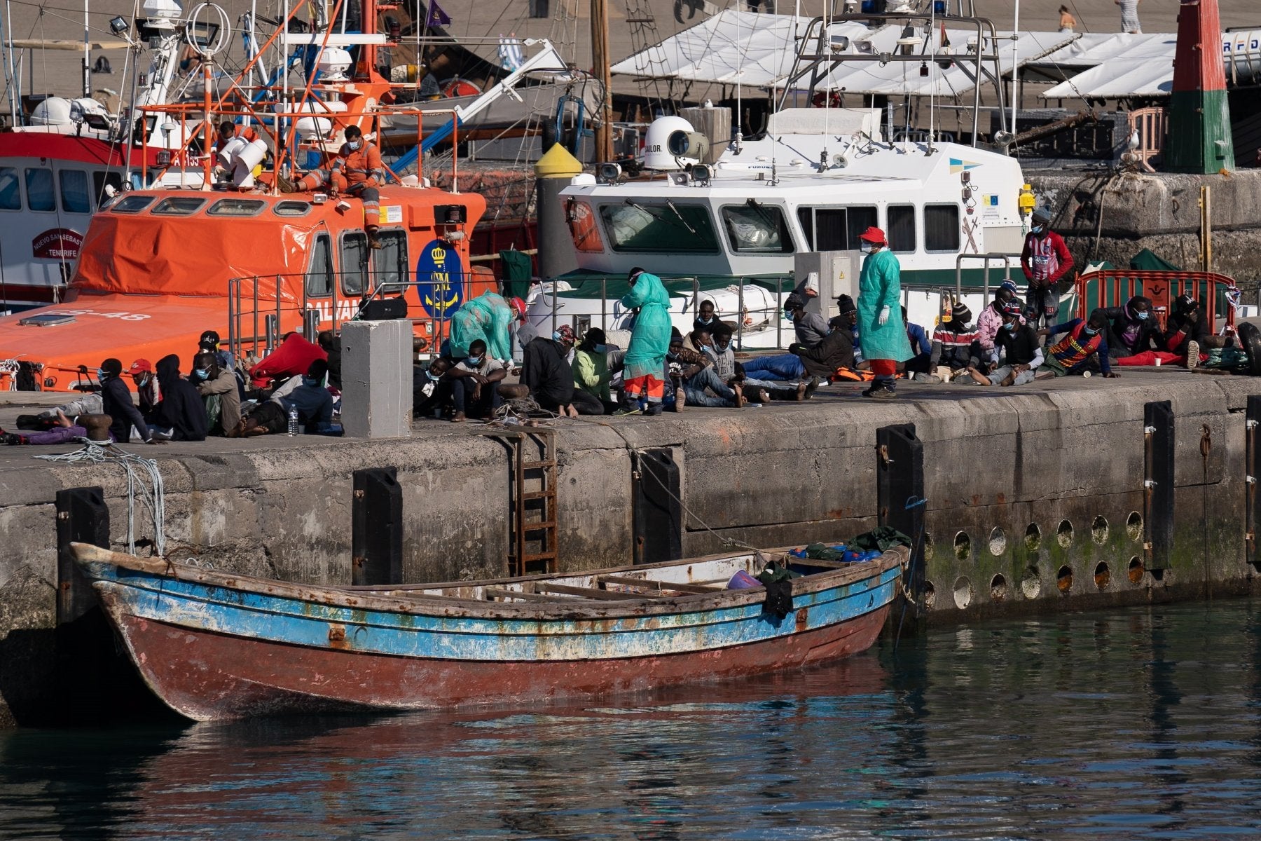 Los servicios de emergencia atendieron ayer a los inmigrantes que arribaron a Tenerife. 