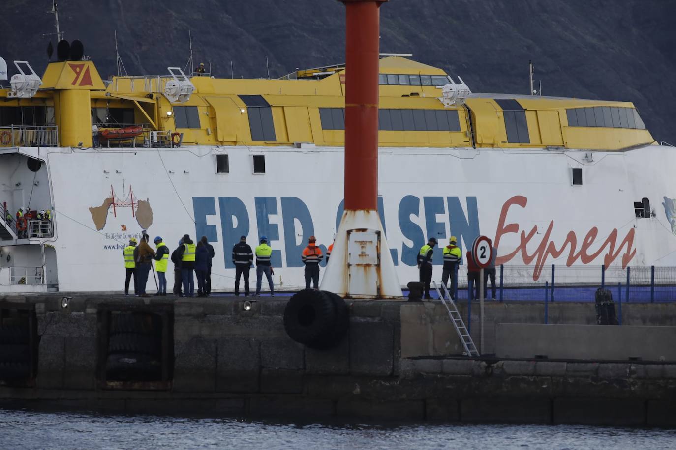 Fotos: Imágenes del ferri averiado, camino al puerto de La Luz
