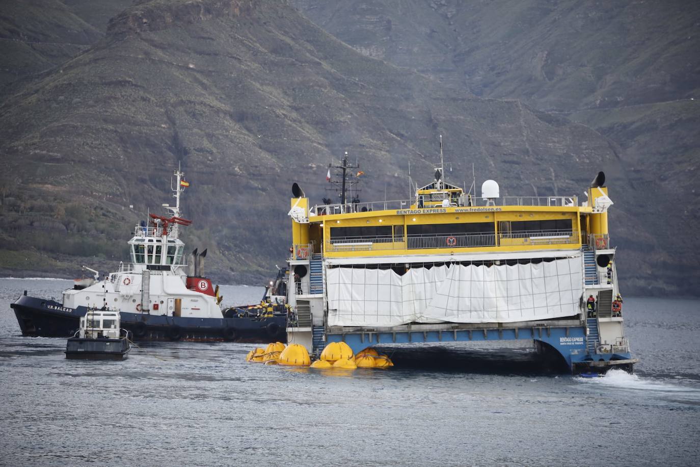 Fotos: Imágenes del ferri averiado, camino al puerto de La Luz