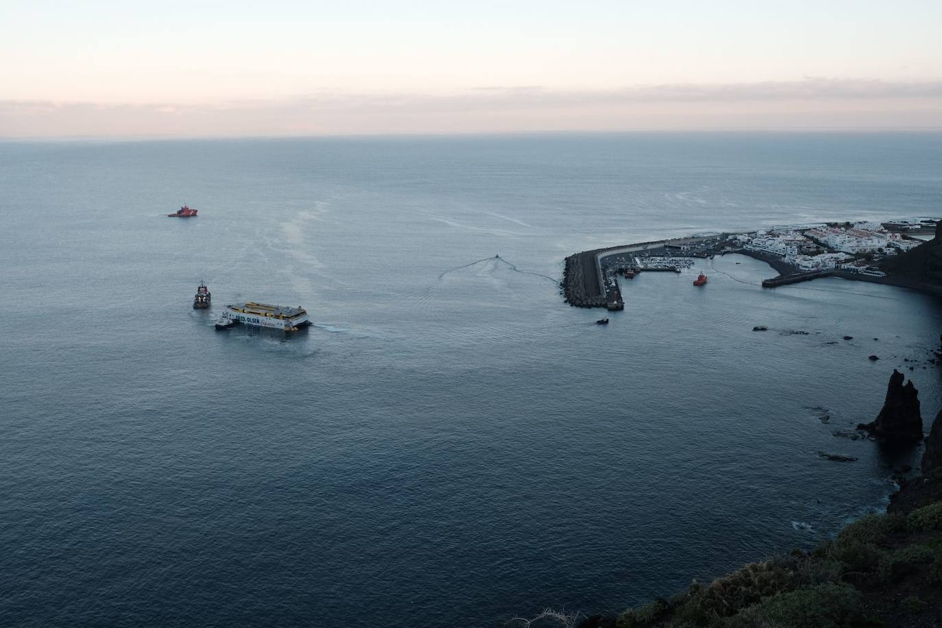 Fotos: Imágenes del ferri averiado, camino al puerto de La Luz