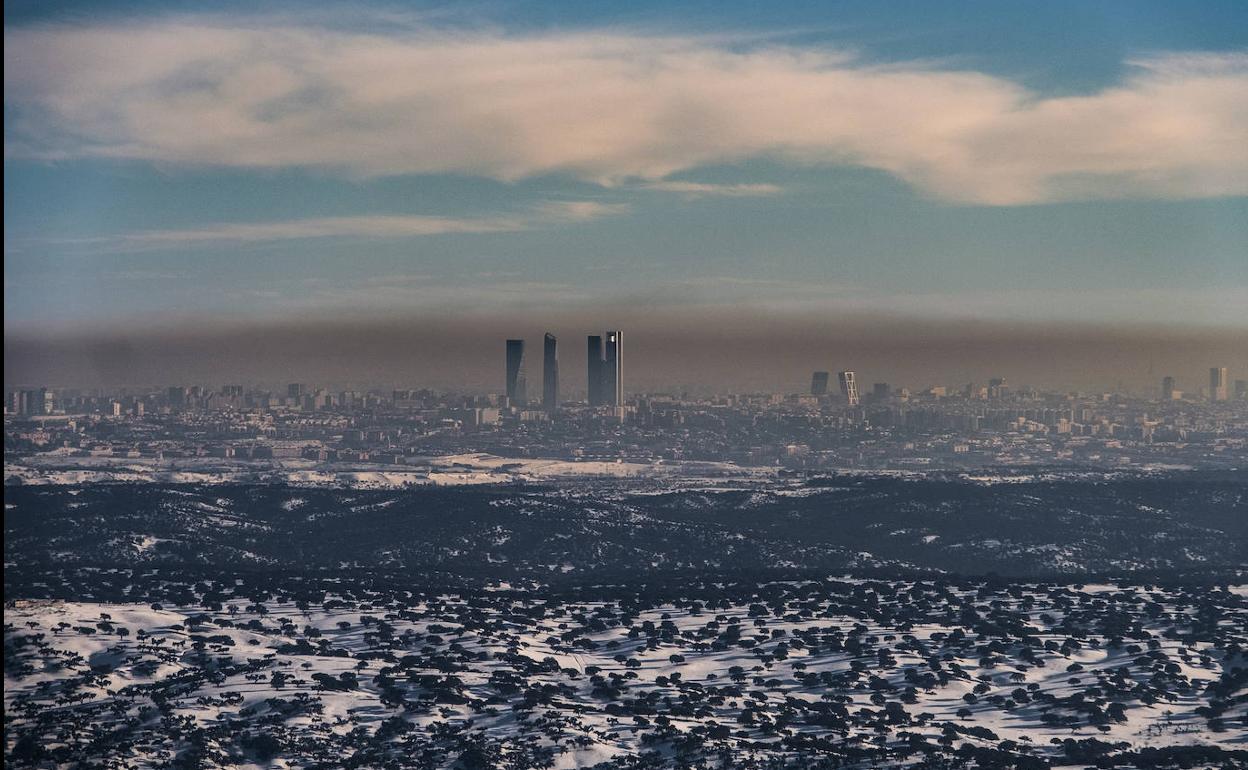 Imagen de Madrid nevado, pero con una negra boina de contaminación.