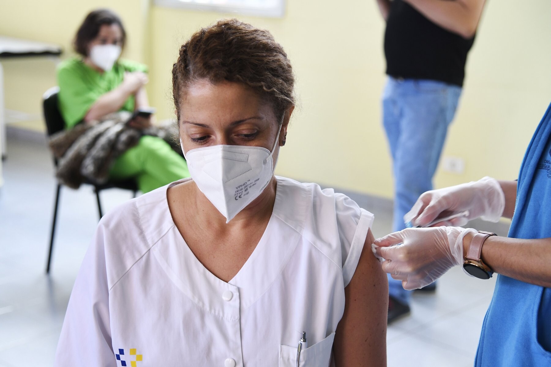 Una sanitaria administra la vacuna contra la covid a otra en el centro de salud de Schamann, en la capital grancanaria. 