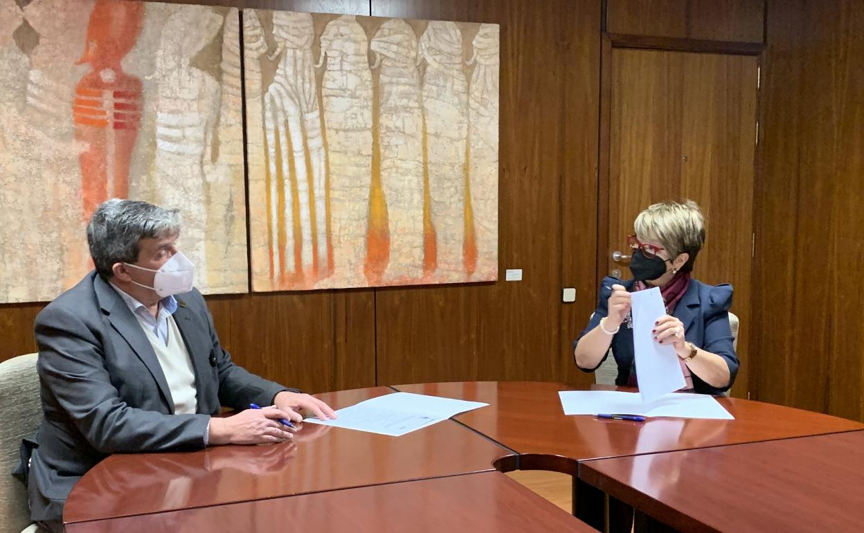 Javier Doreste y María de la Salud Gil durante la firma del convenio de colaboración. 