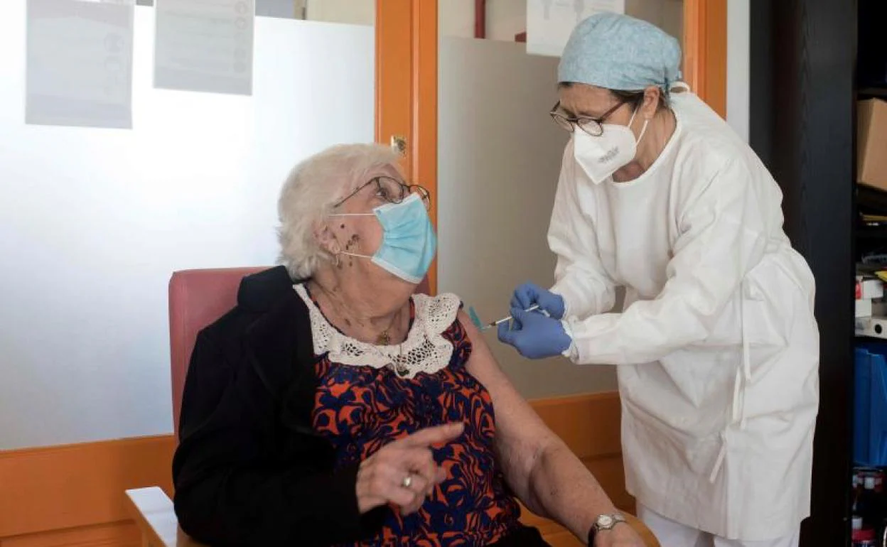 Una sanitaria inocula la vacuna a una de los usuarios de la residencia geriátrica del Consell Insular de Menorca, en Mahón (Menorca) 