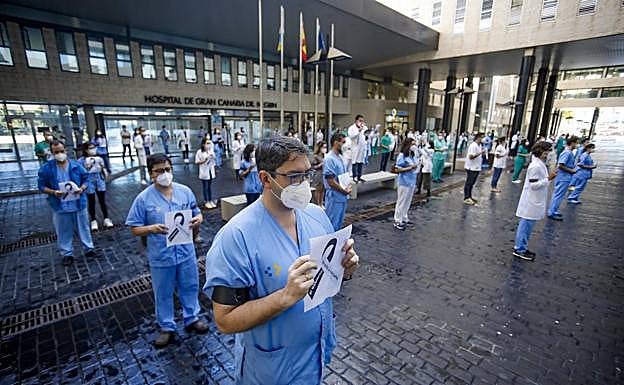 Los médicos del Negrín se manifestaron esta mañana a las puertas del hospital. 