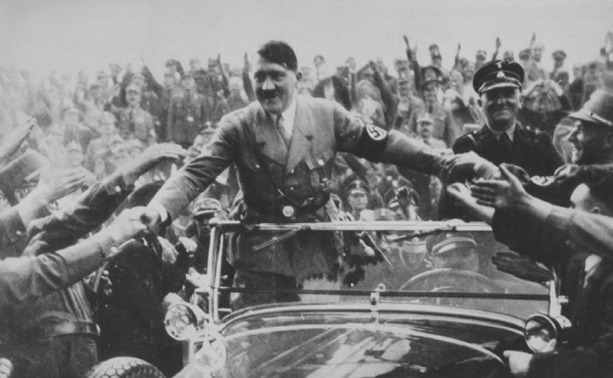Adolf Hitler, aclamado por sus tropas en un acto multitudianario. 