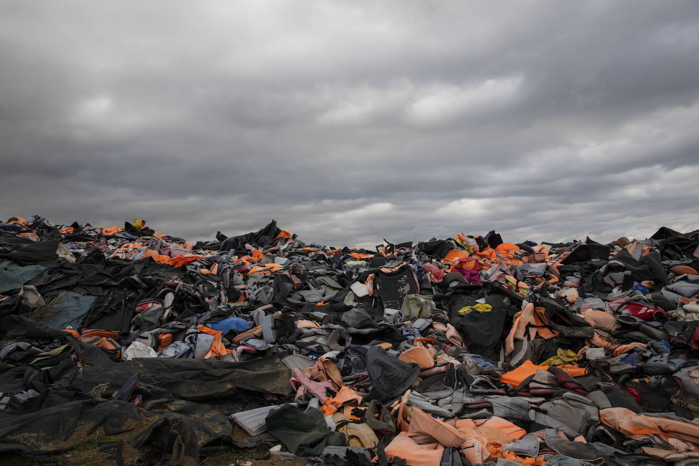 Chalecos salvavidas amontonados en Moria. 