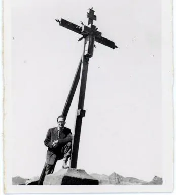 Foto del pintor José Arencibia Gil en la base de la desaparecida Cruz de Constantín. 