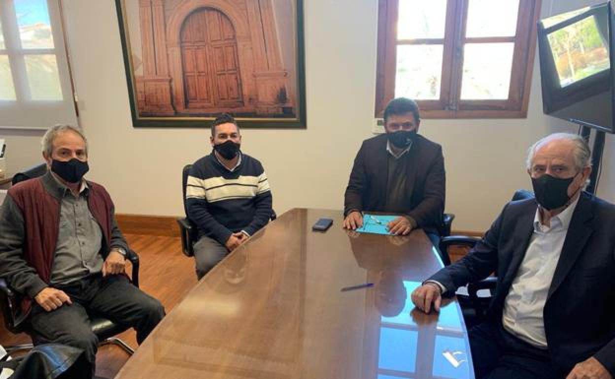 El alcalde Pedro Armas y los representantes del Banco de Alimentos. 