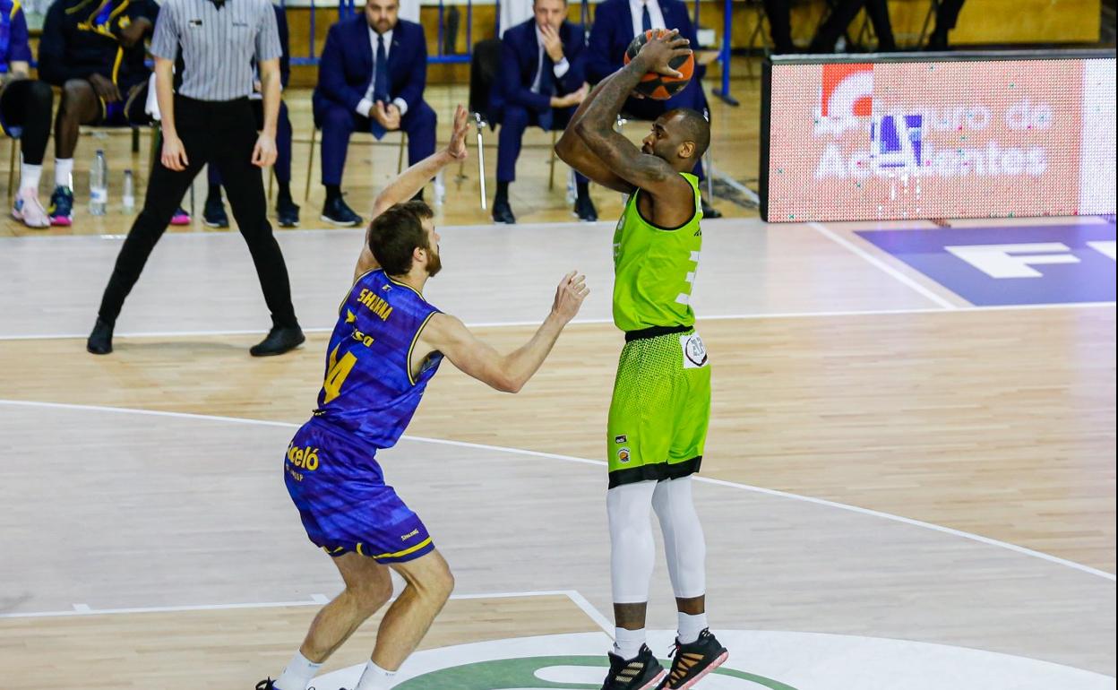 Eyenga lanza cómodo ante Shurna en una acción de duelo del pasado sábado. 