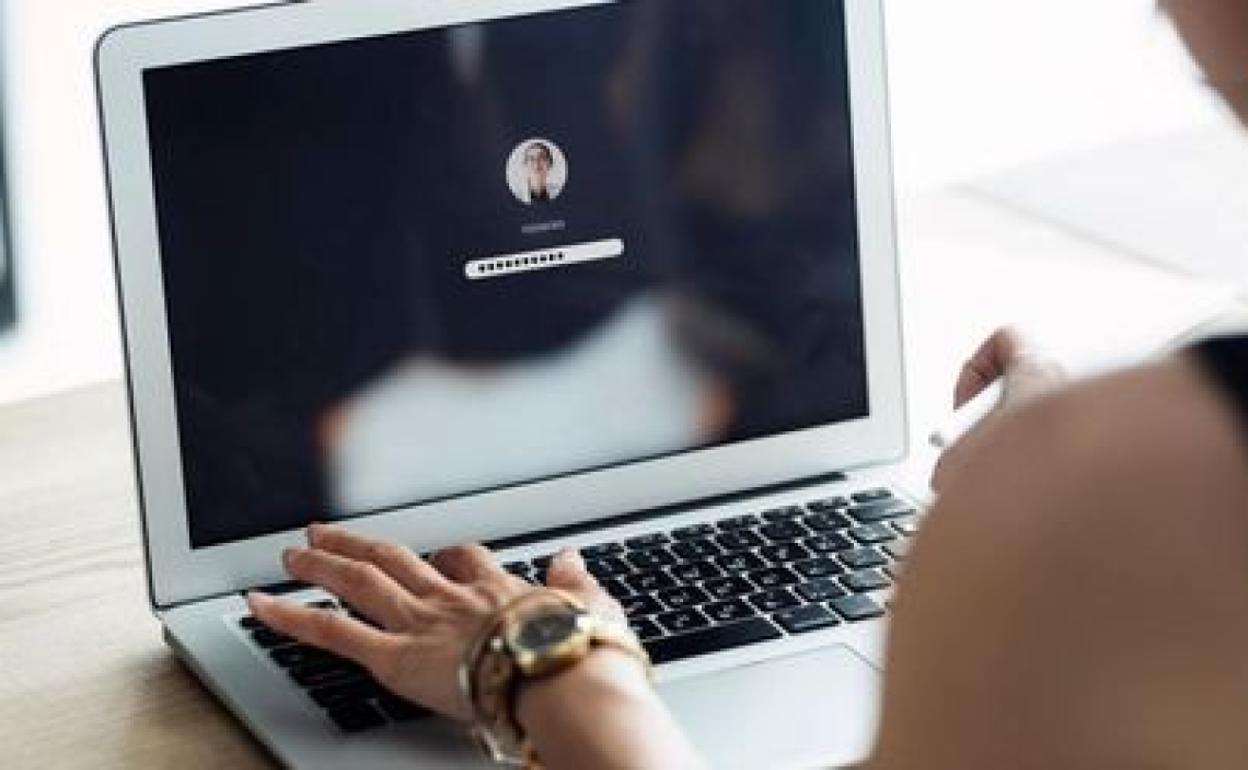 Detenidas por hackear el correo y las redes de la expareja de una de ellas