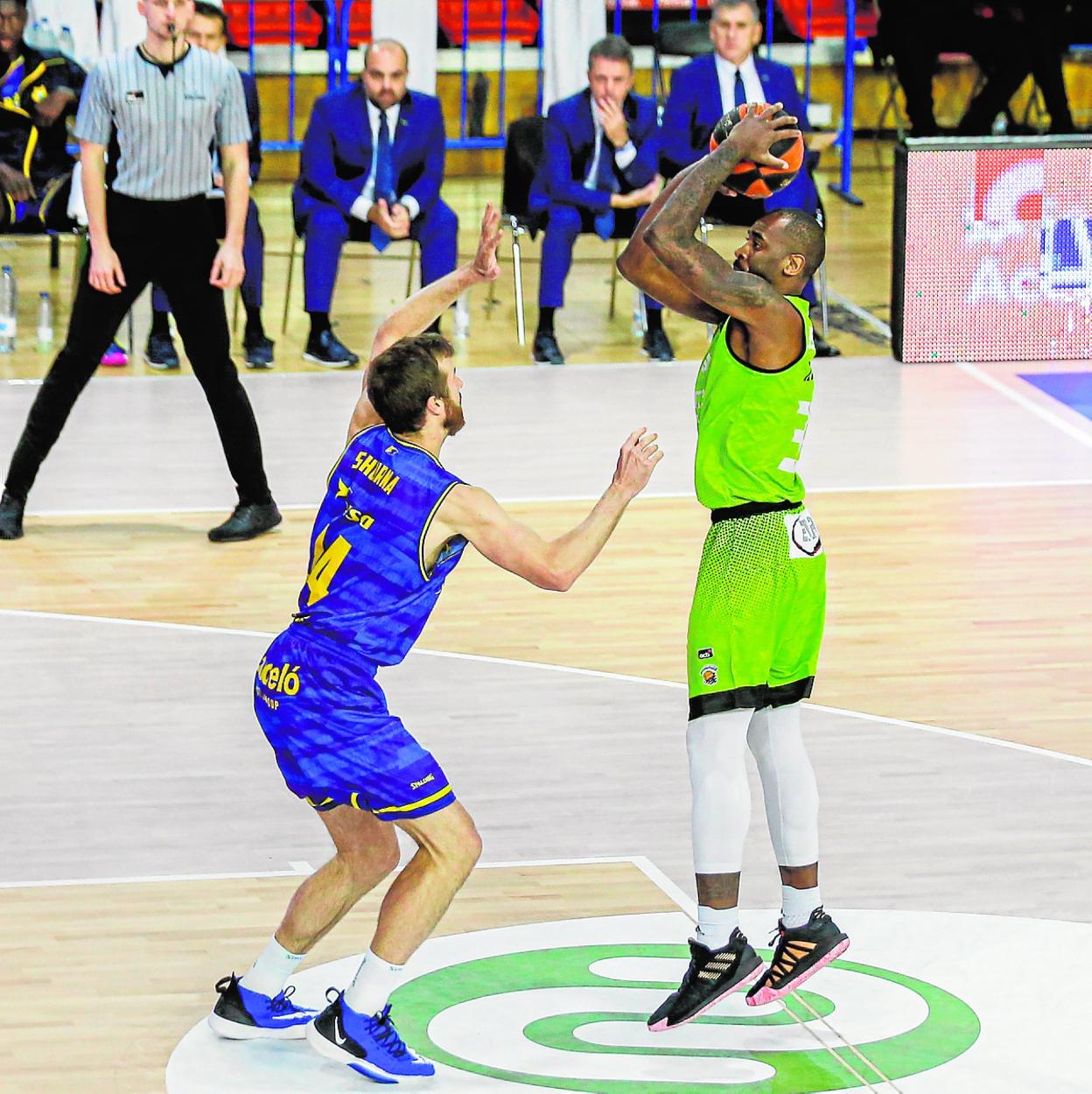 Eyenga lanza cómodo ante Shurna en una acción de duelo del pasado sábado. 