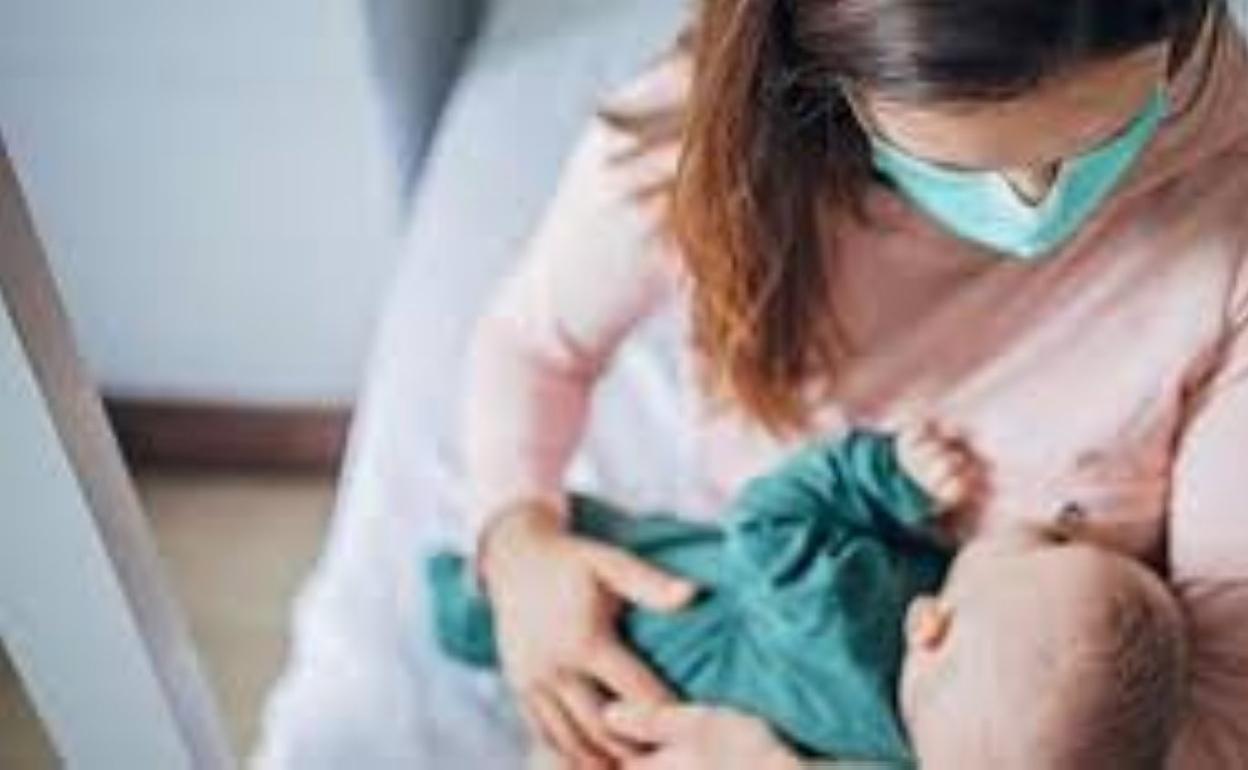 Foto de archivo de una madre y su hijo. 