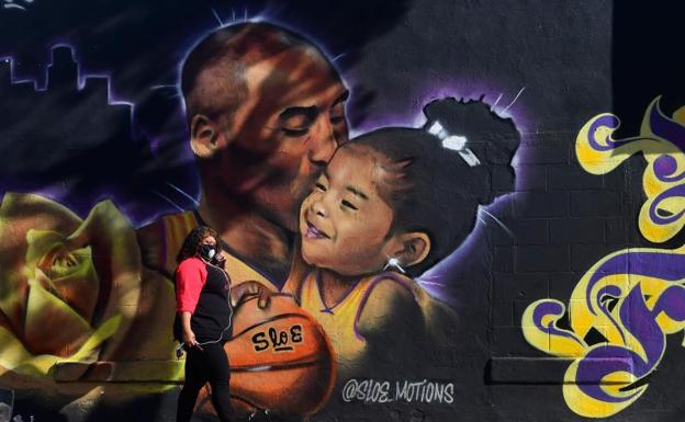 Mural en Los Ángeles que representa la figura de Kobe Bryant y de su hija Gianna. 