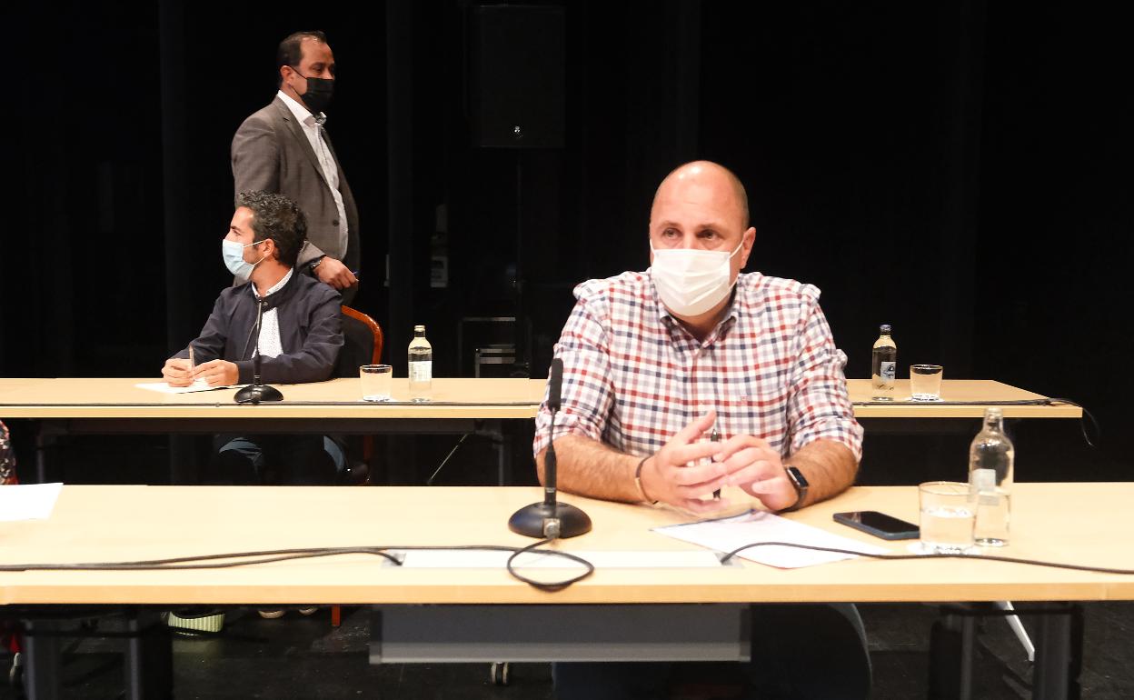 Blas Acosta pasa por detrás de Sergio Lloret (AMF), el más madrugador de todos los consejeros en sentarse en el pleno.. 