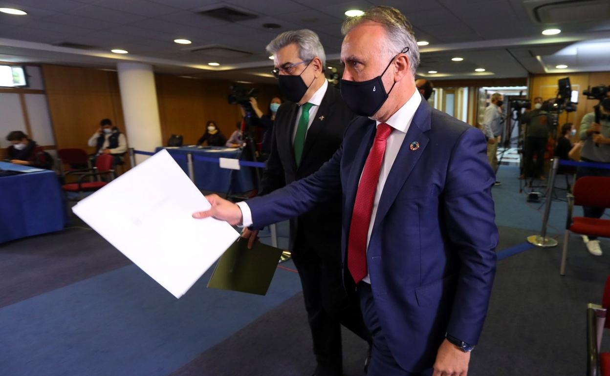 El presidente y vicepresidente, en la presentación del plan de ayudas a las empresas y autónomos. 