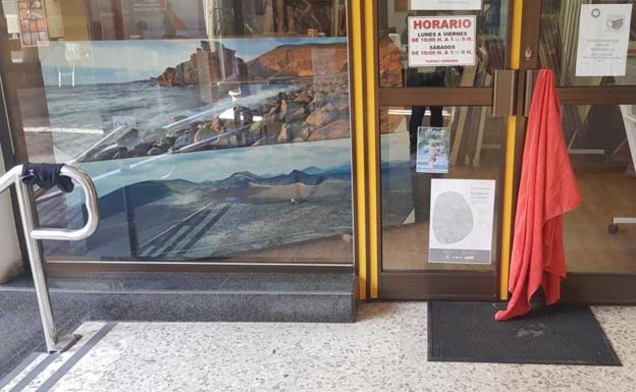 Enseres a la puerta de un local. 