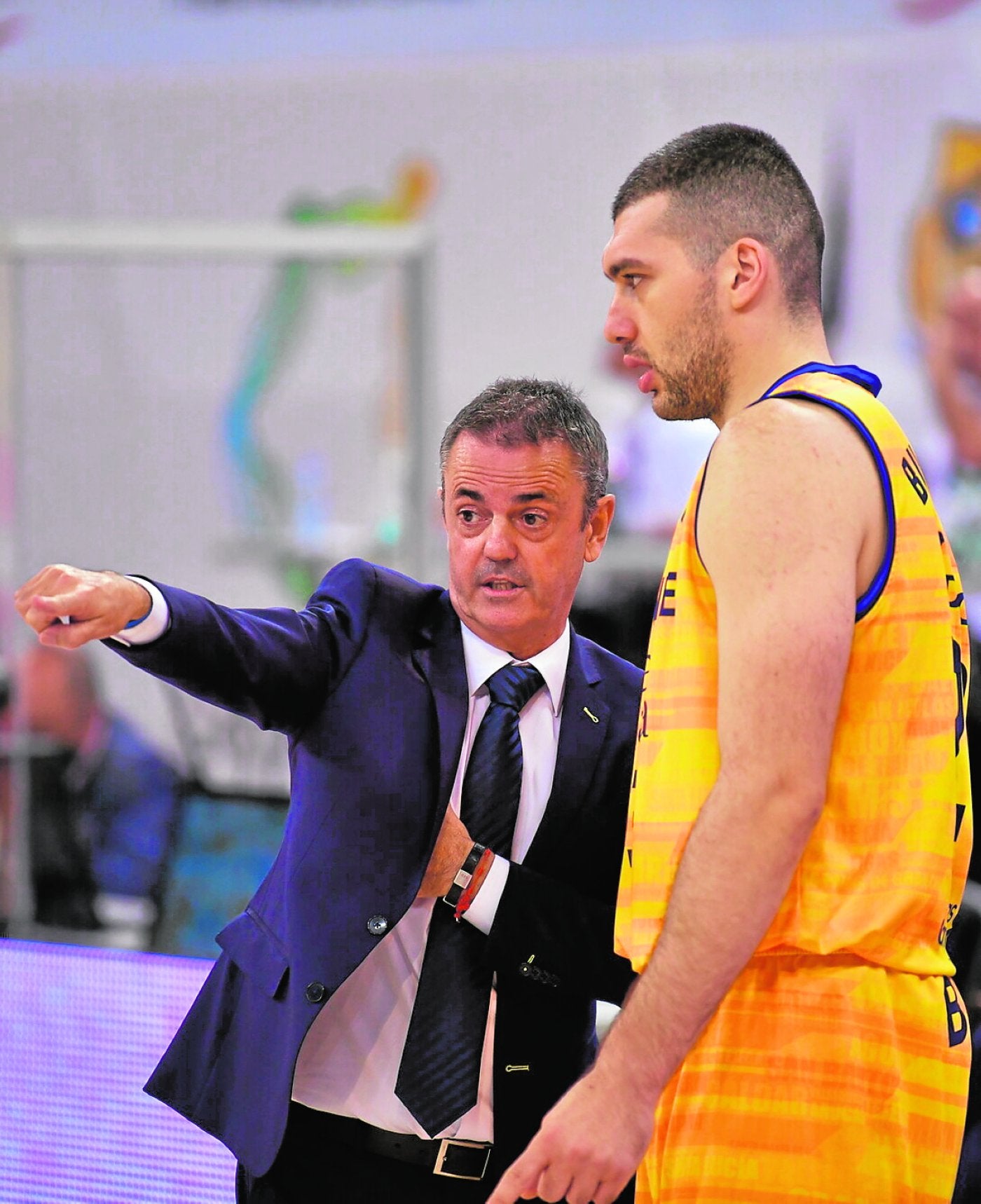 Fisac da indicaciones a Beqa Burjanadze durante un duelo en el Gran Canaria Arena. 