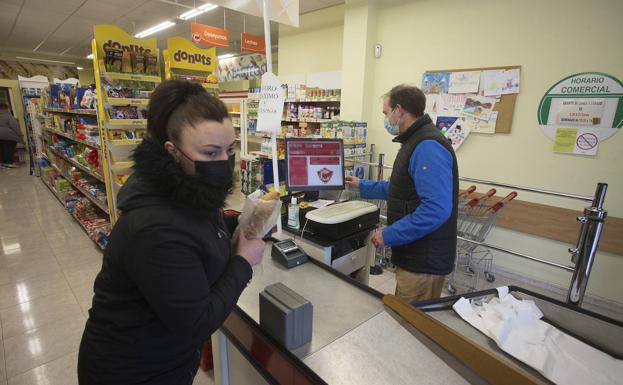 Una mujer comprando en un supermercado 