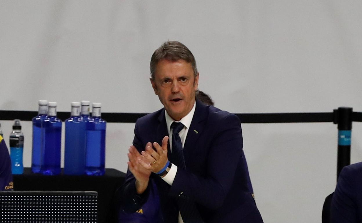 Porfi Fisac, técnico claretiano, aplaude a sus jugadores. 