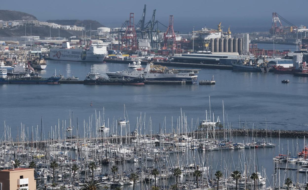 Vista del Puerto de La Luz de Las Palmas de Gran Canaria tomada este lunes desde Altavista 