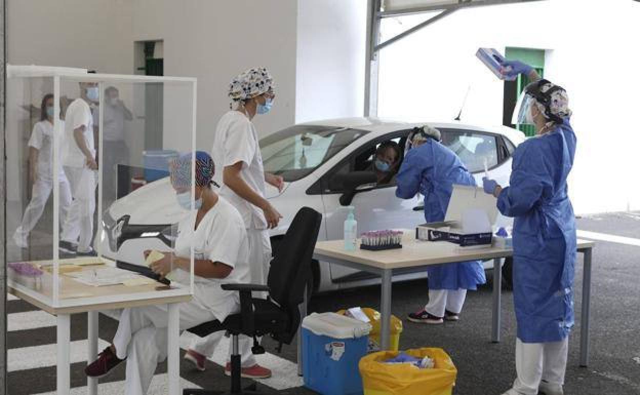 Imagen de ciudadanos sometiéndose a test PCR en Lanzarote. 