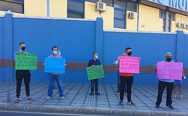 Asistentes a la concentración portaban carteles con varios lemas en pro de la convivencia.