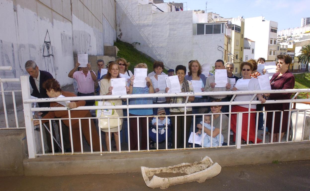 Imagen de archivo de una concentración vecinal solicitando la retirada de la valla que aísla a las familias de la calle Maestro Rodó. 