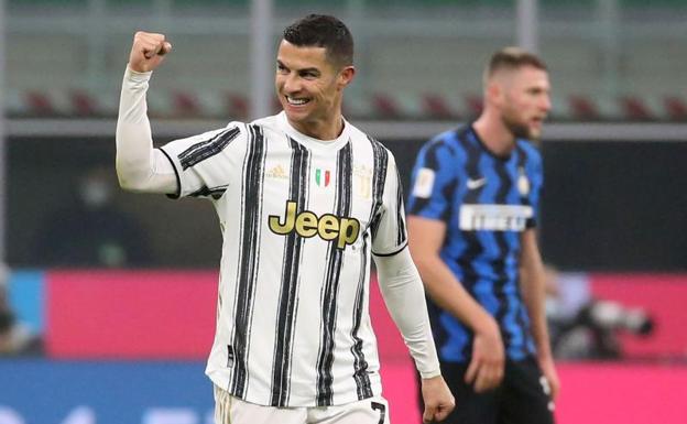 Cristiano Ronaldo celebra su segundo gol ante el Inter, que le encumbró como máximo goleador de la historia. 