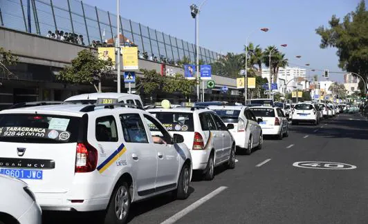 Caravana de taxis en León y Castillo. 