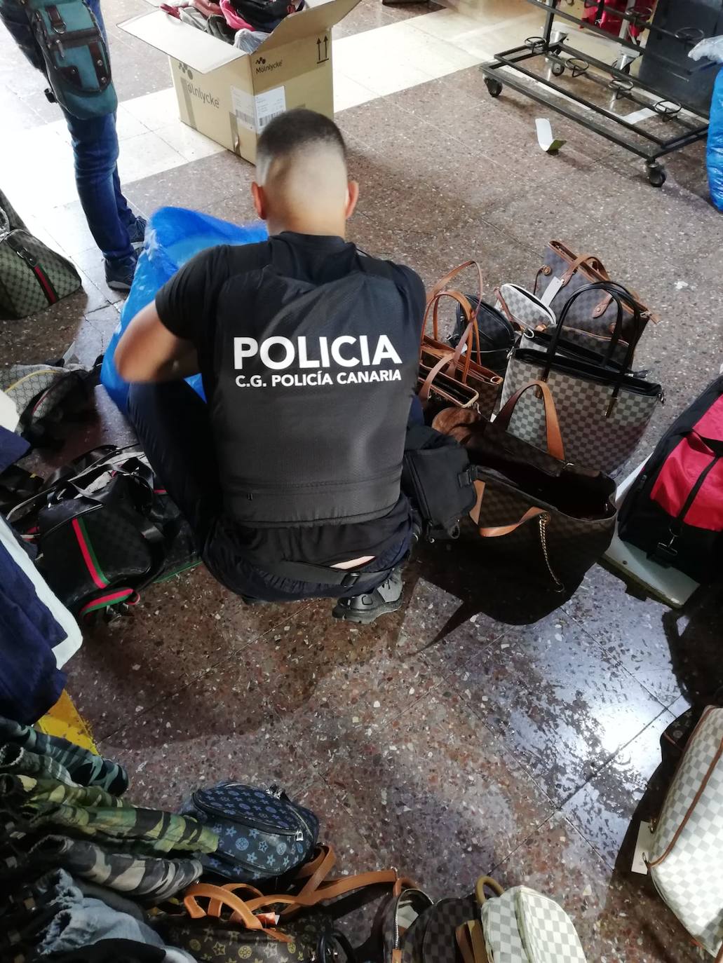 Fotos: Operativo policial contra las falsificaciones en el sur de Gran Canaria