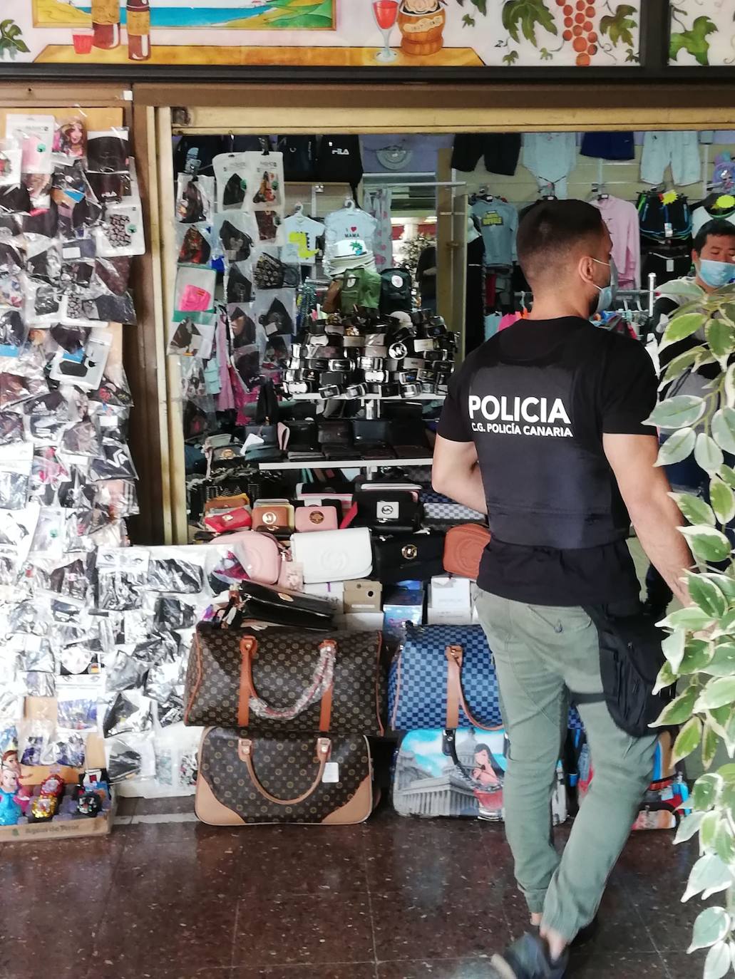 Fotos: Operativo policial contra las falsificaciones en el sur de Gran Canaria