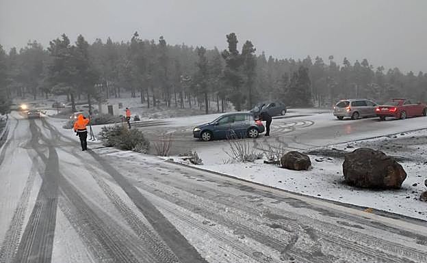 Coches atrapados en Los Llanos de la Pez