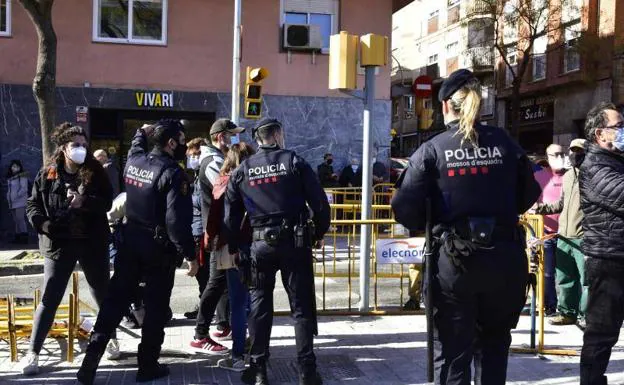 Varios agentes de los Mossos d´ esquadra en un acto electoral anterior de Vox en Barcelona.